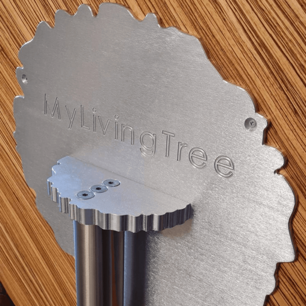 Nahaufnahme eines MyLivingTree Standobjekts – Baumscheibe mit sichtbaren Jahresringen und Meilensteinen