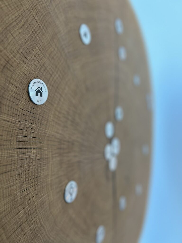 Detailansicht einer MyLivingTree Baumscheibe als Abschiedsgeschenk