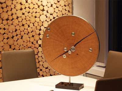 Personalisiertes Jubiläumsgeschenk von MyLivingTree – Baumscheibe im Wohnzimmer-Ambiente