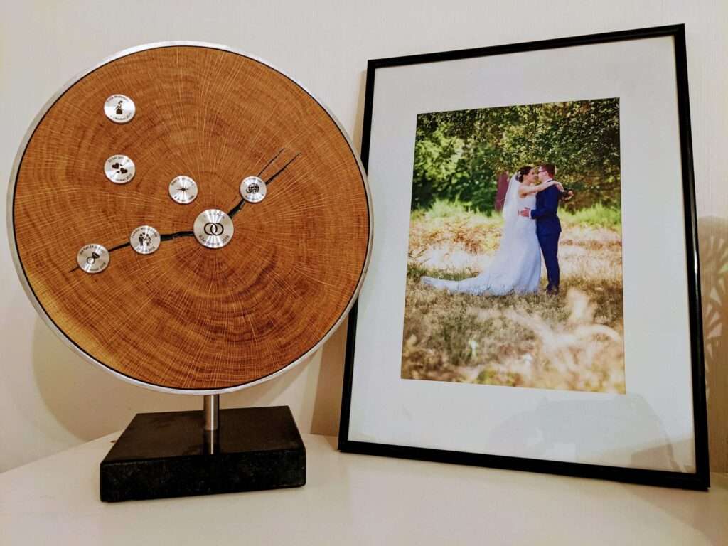 Handgefertigte Baumscheibe aus Eiche als Geschenk zur Hölzernen Hochzeit – MyLivingTree mit gravierten Meilensteinen