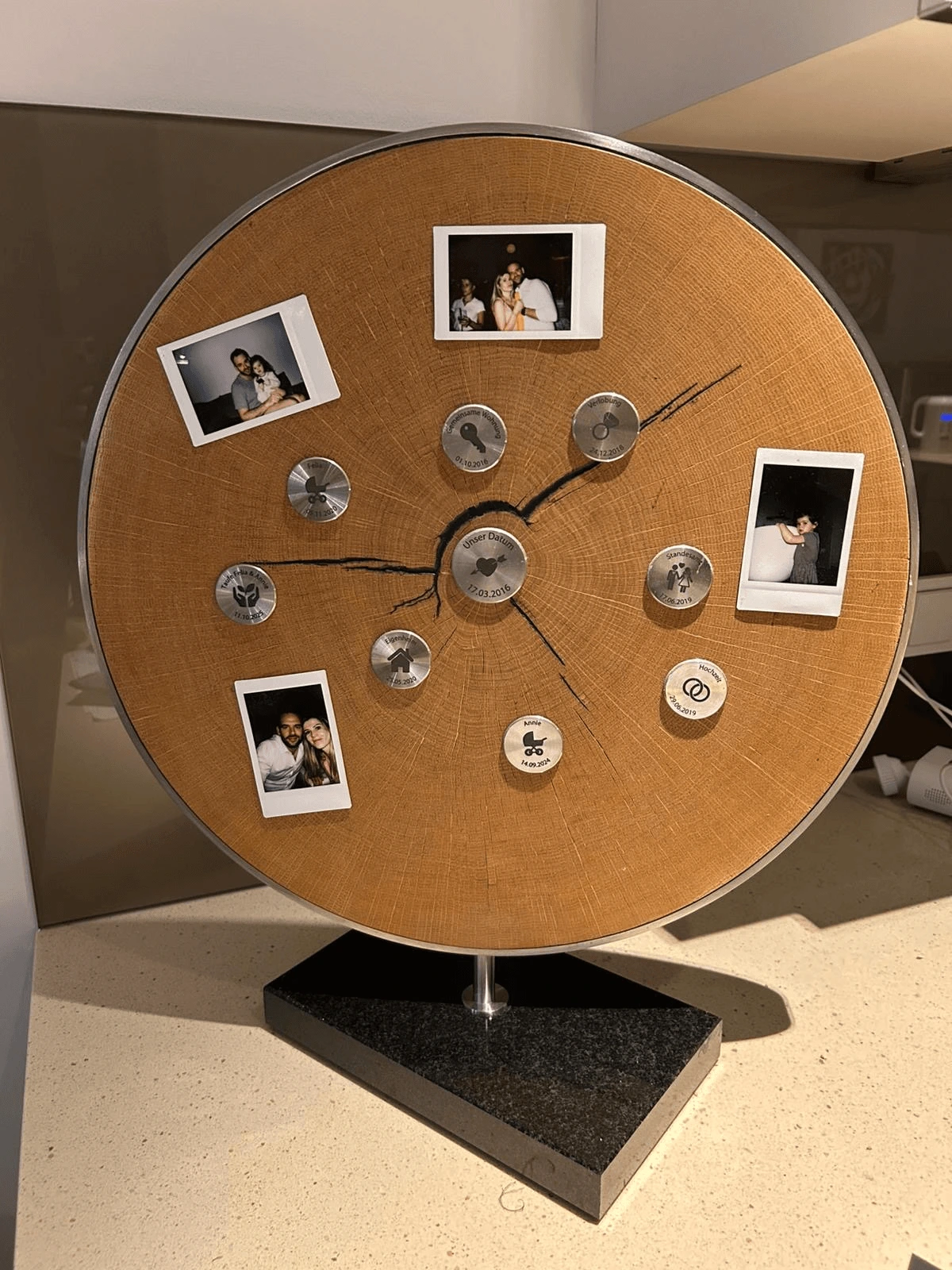 Personalisiertes Geschenk Goldene Hochzeit – MyLivingTree Standobjekt aus Eiche mit gravierten Foto-Meilensteinen auf Metallständer